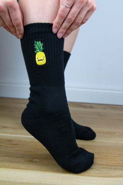 sticknic Socken mit Ananas Motiv gestickt - Minimalistische Stickerei - Tennissocken - Kuschelsocken - Geschenk von sticknic