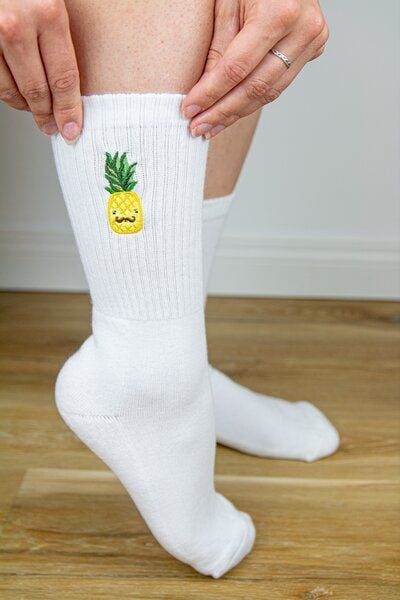 sticknic Socken mit Ananas Motiv gestickt - Minimalistische Stickerei - Tennissocken - Kuschelsocken - Geschenk von sticknic