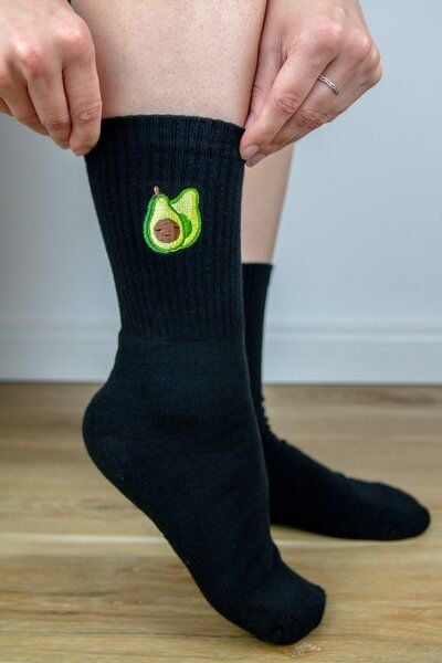 sticknic Socken mit Avocado Motiv gestickt - Minimalistische Stickerei - Tennissocken - Kuschelsocken - Geschenk von sticknic