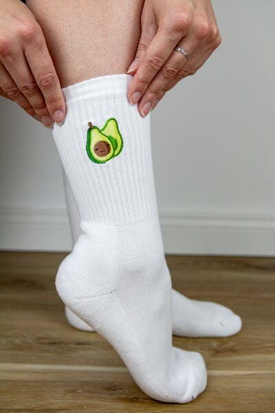 sticknic Socken mit Avocado Motiv gestickt - Minimalistische Stickerei - Tennissocken - Kuschelsocken - Geschenk von sticknic