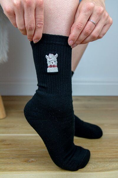 sticknic Socken mit Lama Motiv gestickt - Minimalistische Stickerei - Tennissocken - Kuschelsocken - Geschenk von sticknic
