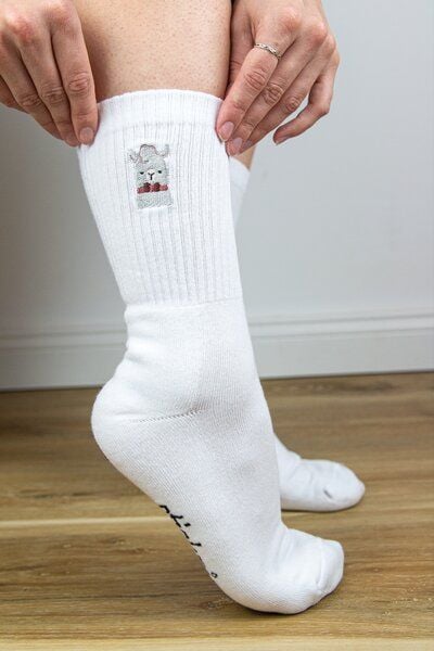 sticknic Socken mit Lama Motiv gestickt - Minimalistische Stickerei - Tennissocken - Kuschelsocken - Geschenk von sticknic
