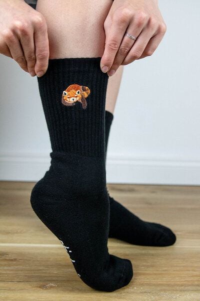 sticknic Socken mit Rotem Panda Motiv gestickt - Minimalistische Stickerei - Tennissocken - Kuschelsocken - Geschenk von sticknic