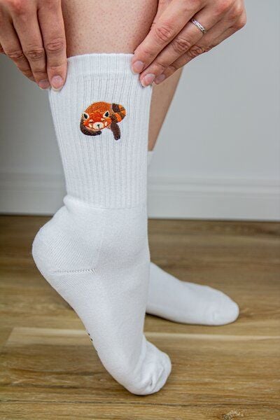 sticknic Socken mit Rotem Panda Motiv gestickt - Minimalistische Stickerei - Tennissocken - Kuschelsocken - Geschenk von sticknic