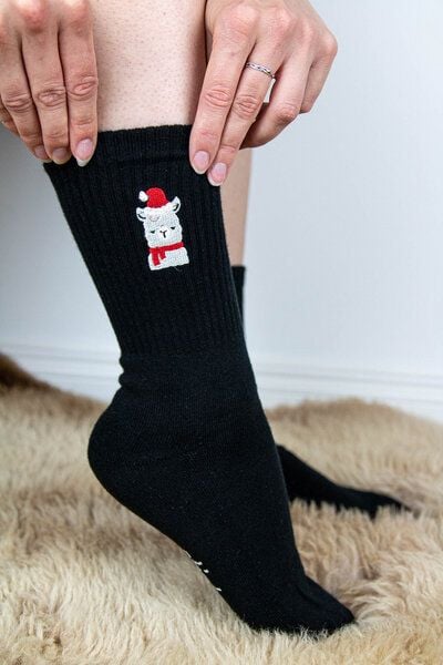 sticknic Socken mit Weihnachts Lama Motiv gestickt - Minimalistische Stickerei - Tennissocken - Kuschelsocken - Geschenk Weihnachten - Weihnachtssocken von sticknic