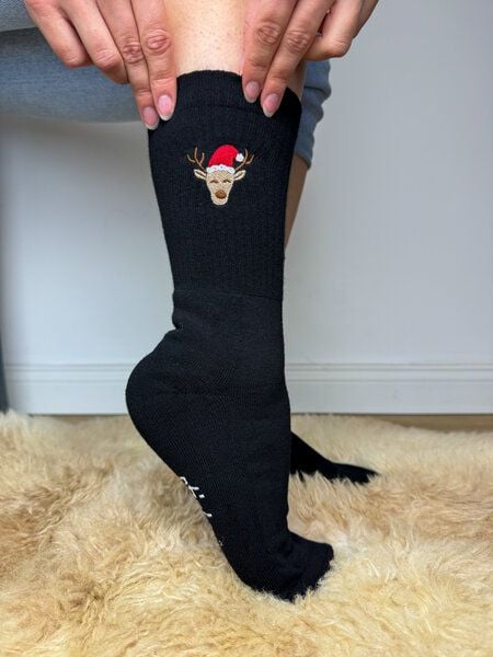 sticknic Socken mit Weihnachts Rentier Motiv gestickt - Minimalistische Stickerei - Tennissocken - Kuschelsocken - Geschenk Weihnachten - Weihnachtssocken von sticknic