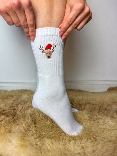 sticknic Socken mit Weihnachts Rentier Motiv gestickt - Minimalistische Stickerei - Tennissocken - Kuschelsocken - Geschenk Weihnachten - Weihnachtssocken von sticknic