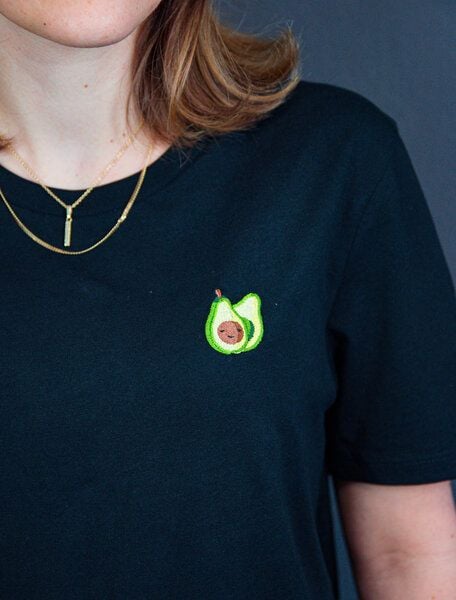 sticknic T-Shirt mit Avocado Motiv gestickt - Minimalistische Stickerei - Auch als Geschenk von sticknic