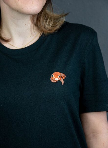 sticknic T-Shirt mit Rotem Panda Motiv gestickt - Minimalistische Stickerei - Auch als Geschenk von sticknic