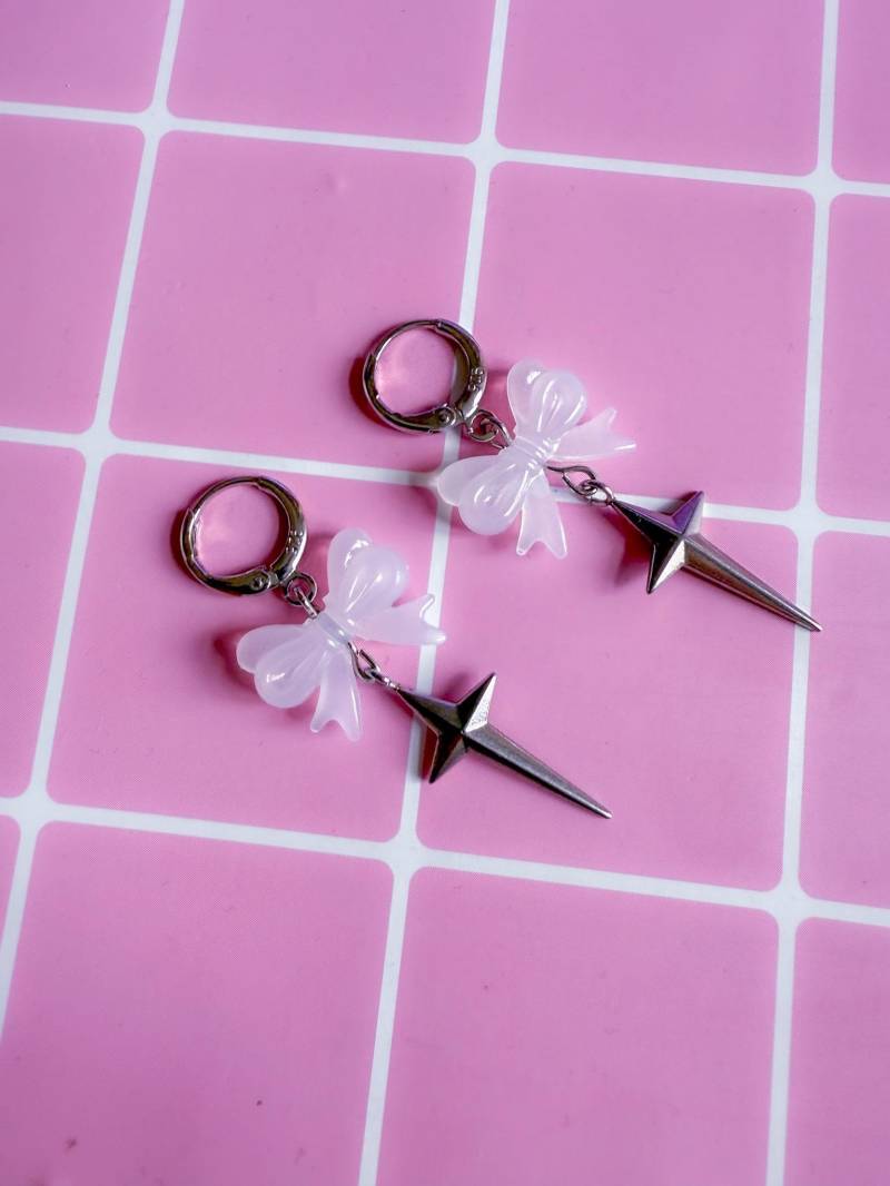 Kpop Twinkle Bow & Star Earrings von stickpicss