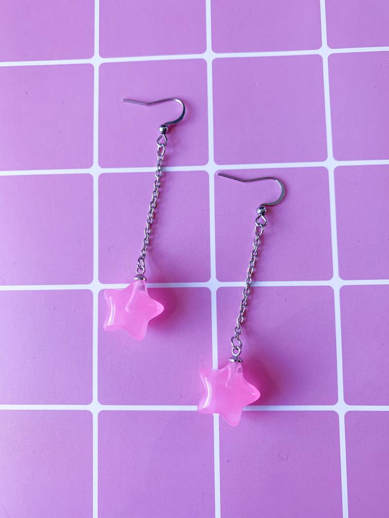 Starstruck Earrings Cute Pink Stars On A Small Chain - Handmade Alternative Pastel Jewelry Starstruck Earrings Cute Pink Stars On A Small Chain - Handmade Alternative Pastel Jewelry von stickpicss