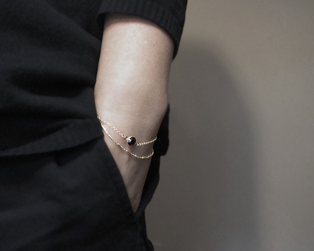 Schwarzer Onyx Bettelarmband, Bettelarmband Mit Sterling Silber Kette, Charme 14K Gold Zierlicher Schmuck von sticksandstonesny