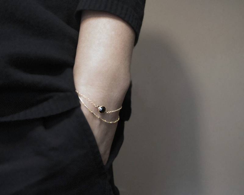 Schwarzer Onyx Bettelarmband, Bettelarmband Mit Sterling Silber Kette, Charme 14K Gold Zierlicher Schmuck Schwarzer Onyx Bettelarmband, Bettelarmband Mit Sterling Silber Kette, Charme 14K Gold Zierlicher Schmuck von sticksandstonesny