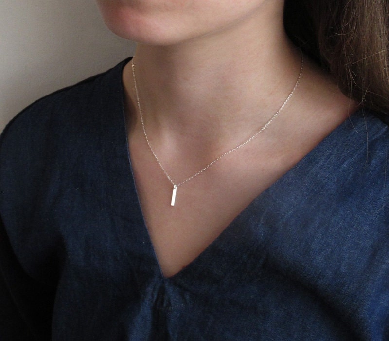 Vertikale Halskette, Silberkette Mit Stab, Initialkette, Kleine Initial, Monogramm Und Namen von sticksandstonesny
