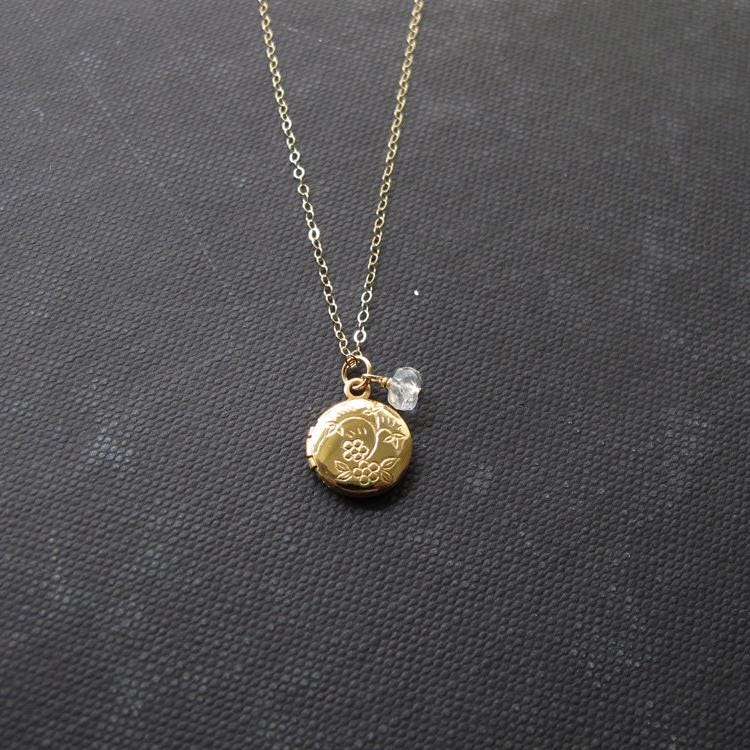 Vintage Gelbgold Medaillon Halskette, Kleines Medaillon, Winziges Anhänger Rubin, Mondstein, Lapis Azurit von sticksandstonesny