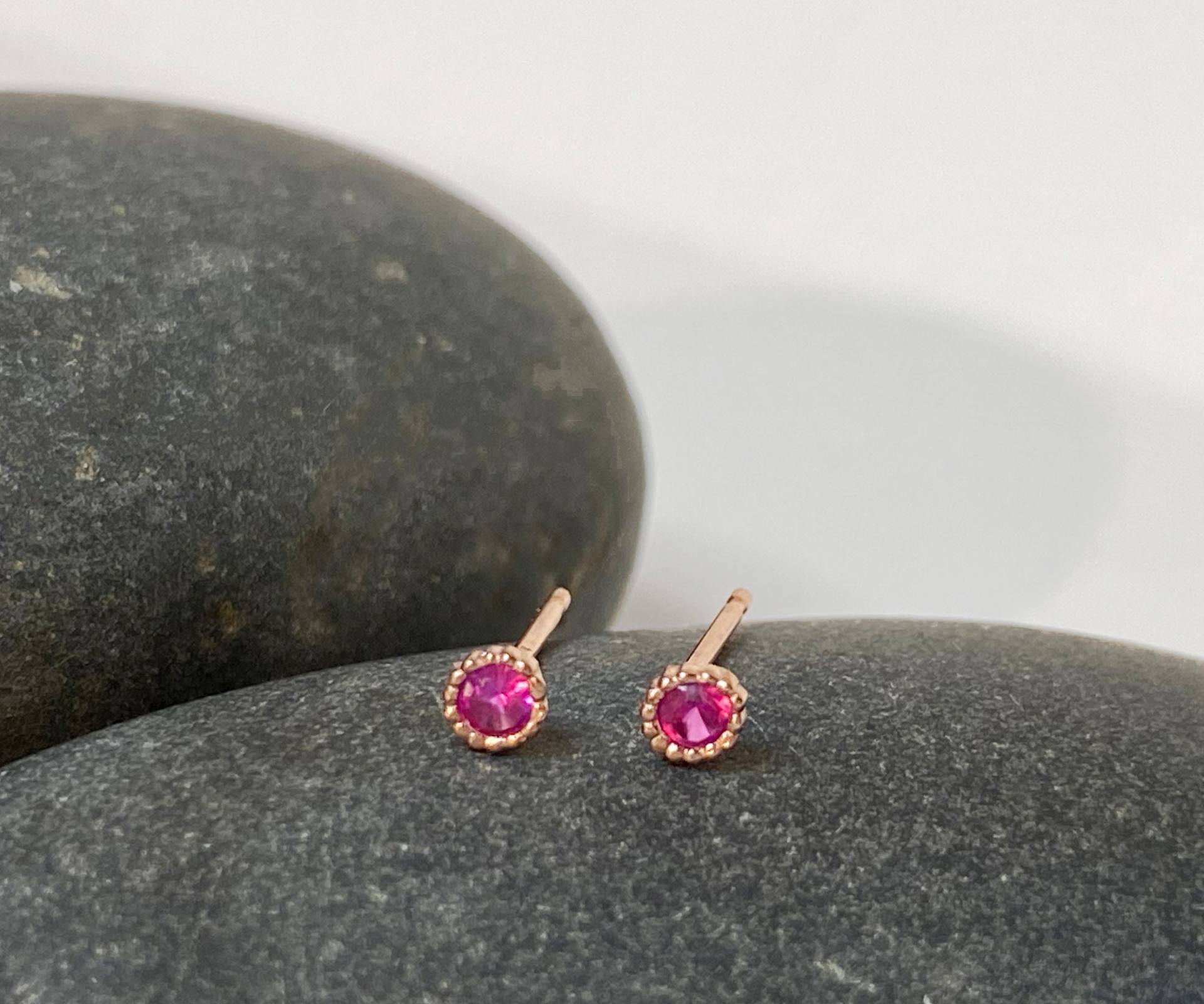 Winzige Roségoldohrringe, Rubinrosa, Blauer Saphir Und Weiße Diamantohrringe, Winziger Ohrstecker, Alltägliche Ohrringe, 15% Rabatt Auf Den von sticksandstonesny