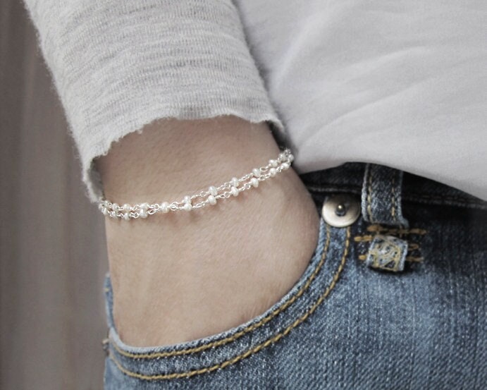 Winzige Weiße Perle Doppelschicht Armband, Silber Rosenkranz Kette Gold Kette, Zierliches Perlenarmband, Juni Geburtsstein von sticksandstonesny