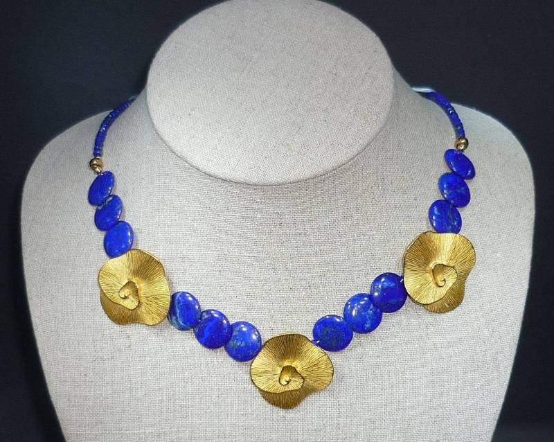 Sehr Feine Royalblaue Lapis - Und Goldblüten Halskette, Ohrringe, Set Sehr Feine Royalblaue Lapis - Und Goldblüten Halskette, Ohrringe, Set von stilettohilldesign