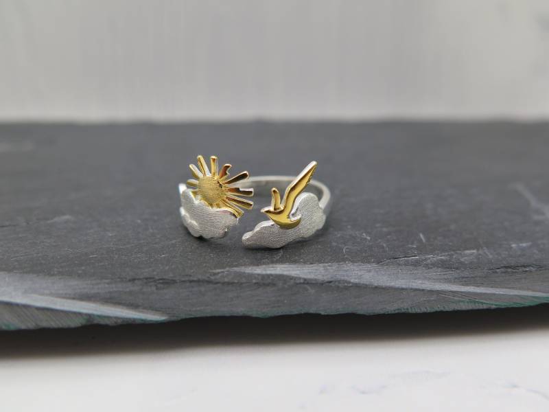 925 Sterling Silber Ring - Friedenstaube Mit Sonne Auf Wolken Vergoldet Verstellbar Geschenk Frieden Taube Welt Liebe Mond Stern Himmel 925 Sterling Silber Ring - Friedenstaube Mit Sonne Auf Wolken Vergoldet Verstellbar Geschenk Frieden Taube Welt Liebe Mond Stern Himmel von stilkomplex