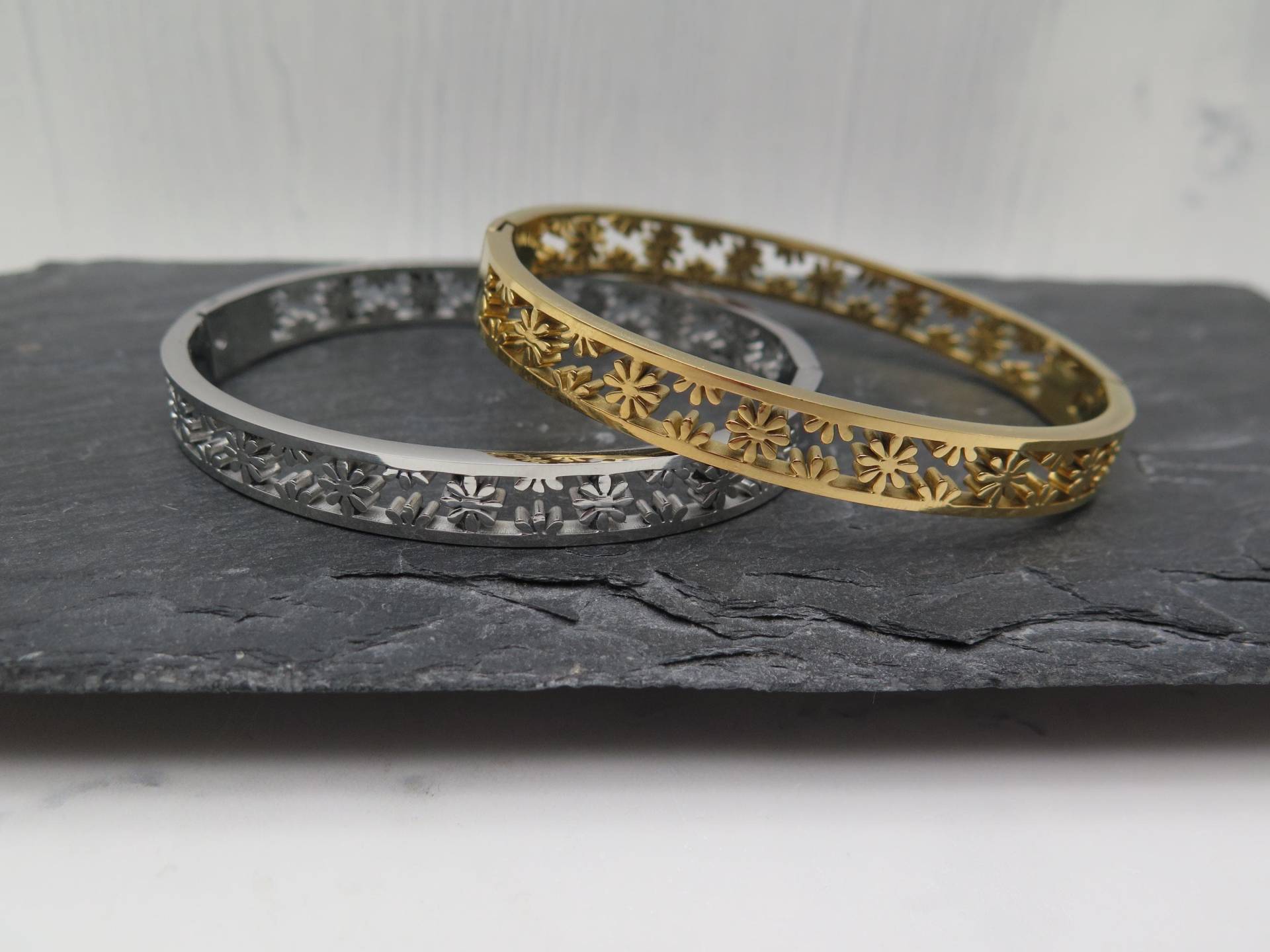 Armreif - Blumen Gestanzt Silber Oder Gold Edelstahl Breit Blüten Muster Liebe Freundschaft Geschenk Schmuck Natur Garten Armband Farbwahl von stilkomplex