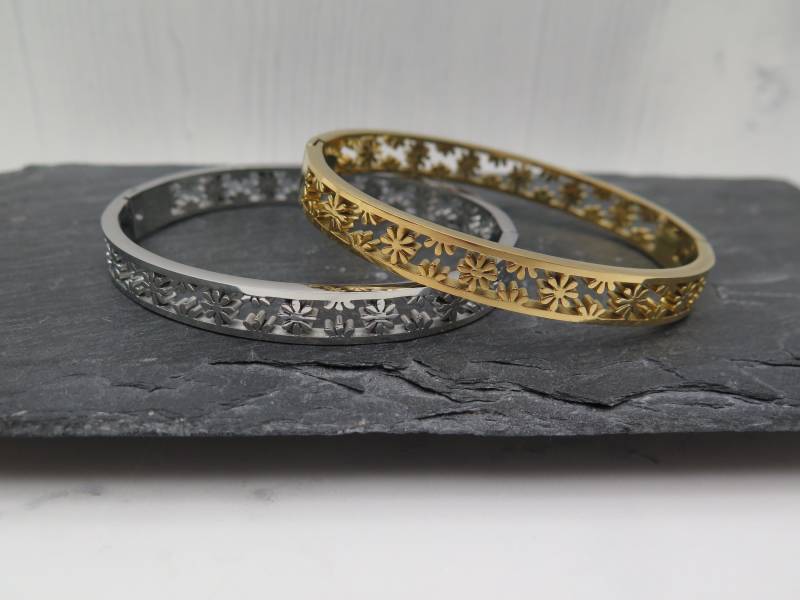 Armreif - Blumen Gestanzt Silber Oder Gold Edelstahl Breit Blüten Muster Liebe Freundschaft Geschenk Schmuck Natur Garten Armband Farbwahl von stilkomplex