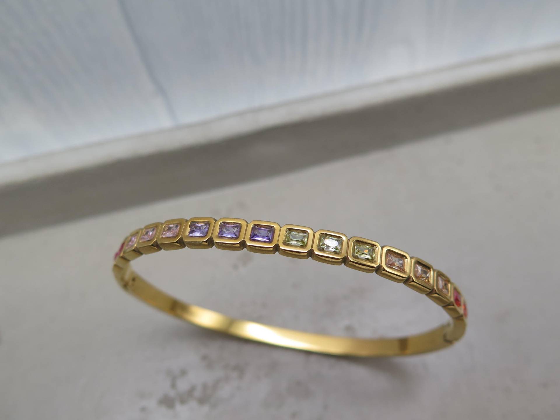 Armreif - Bunte Kristalle Edelstahl Vergoldet Glitzer Funkel Armband Geschenk Edel Strass Steine Liebe Regenbogen Freundschaft Party von stilkomplex