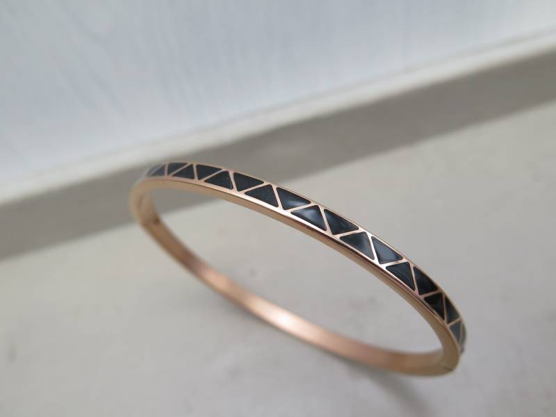 Armreif - Dreieck Muster Schwarz Emaille Edelstahl Rosévergoldet Geometrisch Schmal Freundschaftsarmband Liebe Geschenk Roségold Boho Edel von stilkomplex