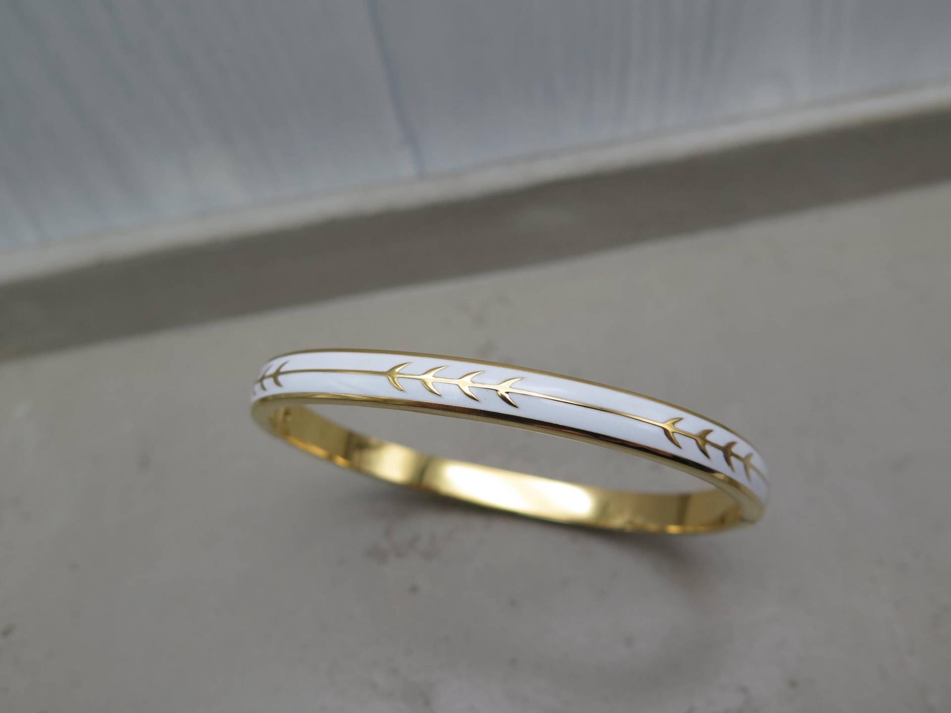 Armreif - Pfeil Muster Weiss Emaille Edelstahl Vergoldet Geometrisch Freundschaftsarmband Geschenk Schmuck Klassisch Freundinnen Symbol von stilkomplex
