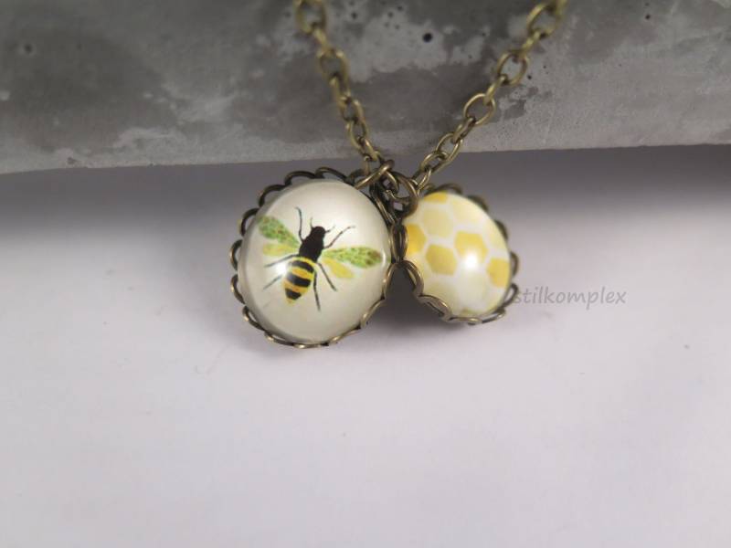 Kette - Doppelanhänger Biene Mit Wabe Bronzefarben Bienen Natur Honig Gelb Halskette Liebe Naturschmuck Sommer Imker Bienenwabe Schmuck von stilkomplex