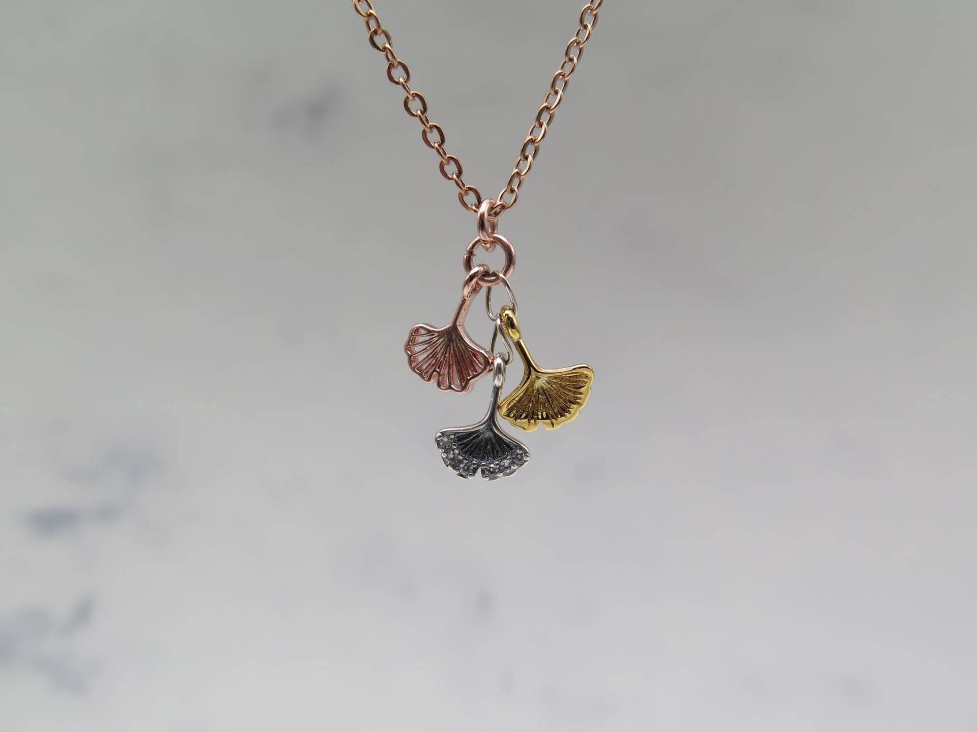 Kette - Ginkgo Blatt Tricolor Silber Gold Rosé Rosévergoldet Halskette Edelstahl Schmuck Liebe Geschenk Baum Glücksbaum Drei Blätter Edel von stilkomplex