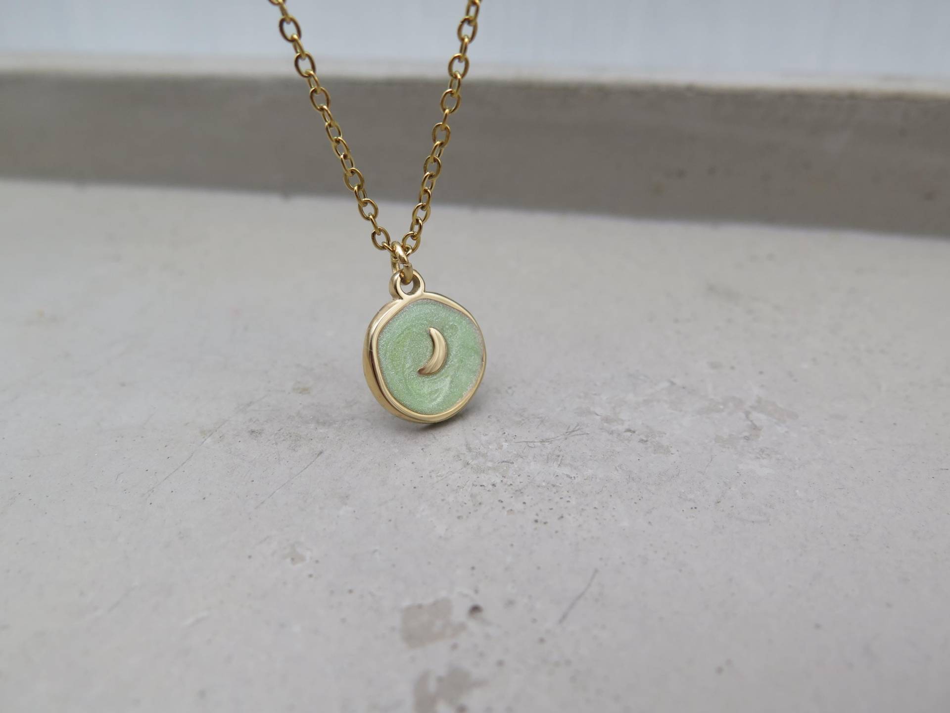 Kette - Grün Emaille Mondsichel Vergoldet Mond Halskette Zart Himmelskörper Geschenk Liebe Freundin Salbei Symbol Nacht Wanderung Glück von stilkomplex