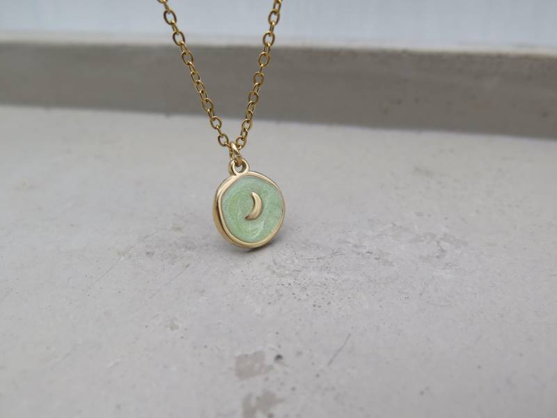 Kette - Grün Emaille Mondsichel Vergoldet Mond Halskette Zart Himmelskörper Geschenk Liebe Freundin Salbei Symbol Nacht Wanderung Glück von stilkomplex