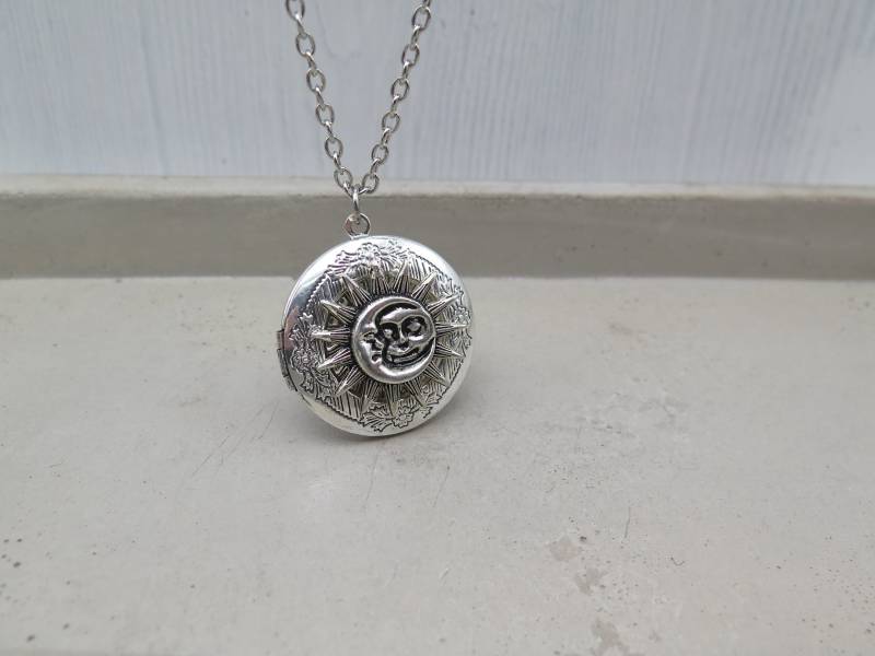 Medaillon Kette Altsilber Stil - Mond + Sonne Mondgesicht Tag Nacht Medaillonkette Silber Look Foto Erinnerung Vintage Liebe Planeten Edel von stilkomplex