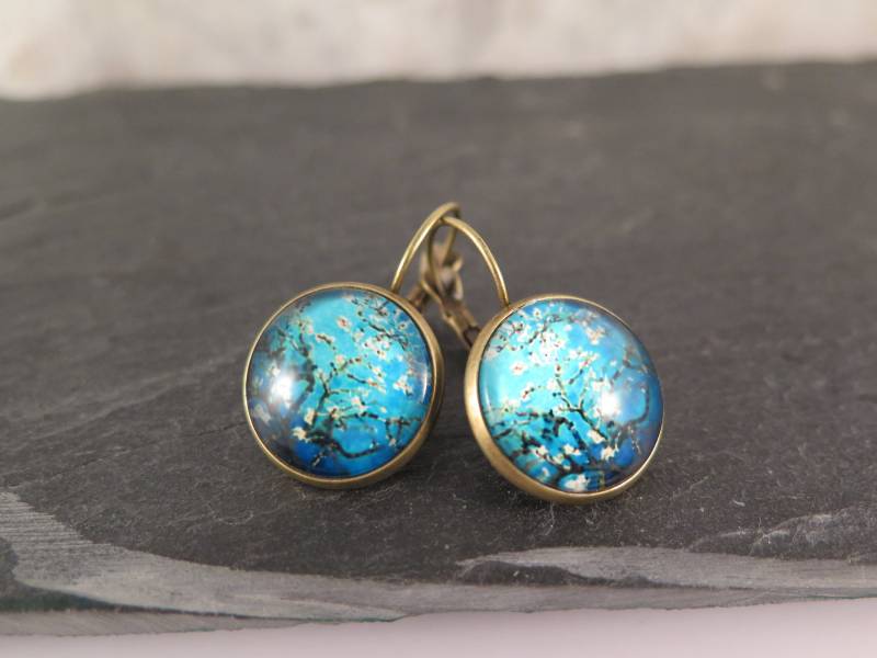Ohrhänger - Kirschlüten Blüten Ohrringe Bronzefarben Hänger Vintage Look Glascabochon Blauer Hintergrund von stilkomplex