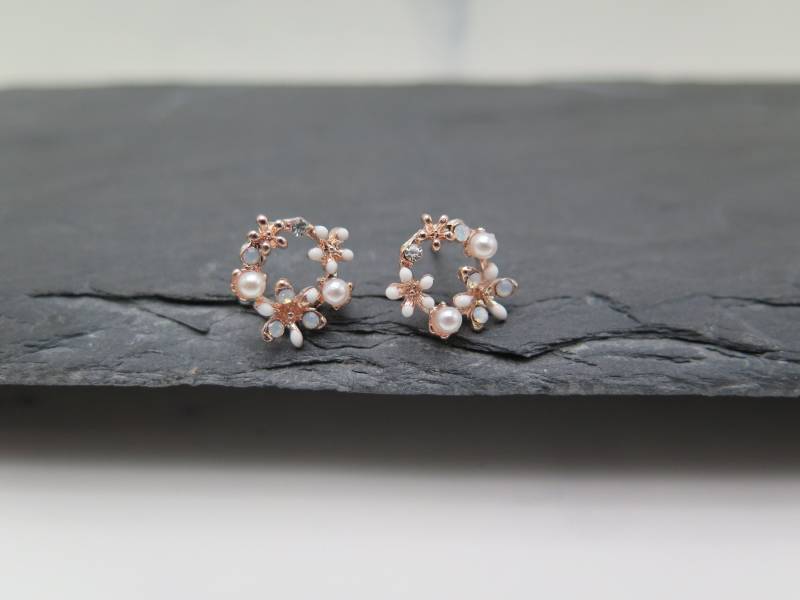 Ohrstecker Kranz - Klein + Fein I Blume Emaille Perle Weiß Milchig Hell Rosévergoldet Glitzer Kristalle Rosa Braut Hochzeit Geschenk Liebe von stilkomplex