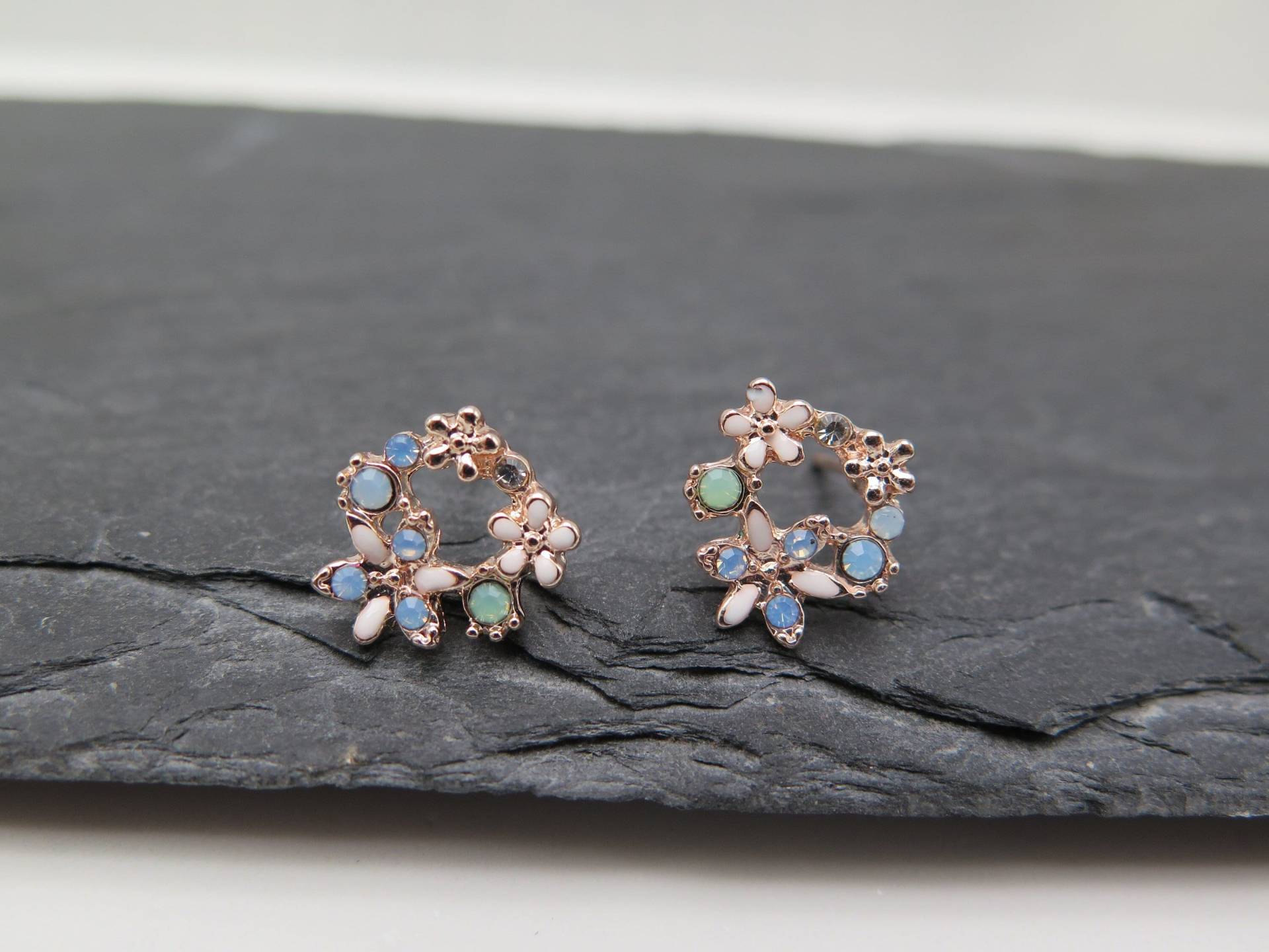 Ohrstecker Kranz - Klein Und Fein Ii Blume Emaille Weiss Rosévergoldet Glitzer Kristalle Klar Milchig Hellgrün Hochzeit Geschenk Boho Ohrstecker Kranz - Klein Und Fein Ii Blume Emaille Weiss Rosévergoldet Glitzer Kristalle Klar Milchig Hellgrün Hochzeit Geschenk Boho von stilkomplex