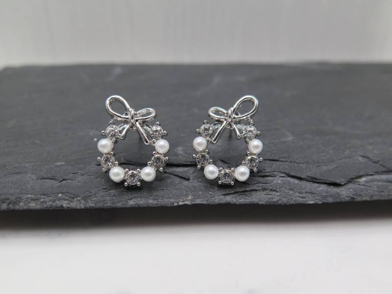 Ohrstecker Kranz - Perlen Kristalle Schleife Versilbert Weiss Glitzer Edel Fein Liebe Tolles Geschenk Boho Hochzeit Verlobung Schmuck Süß von stilkomplex