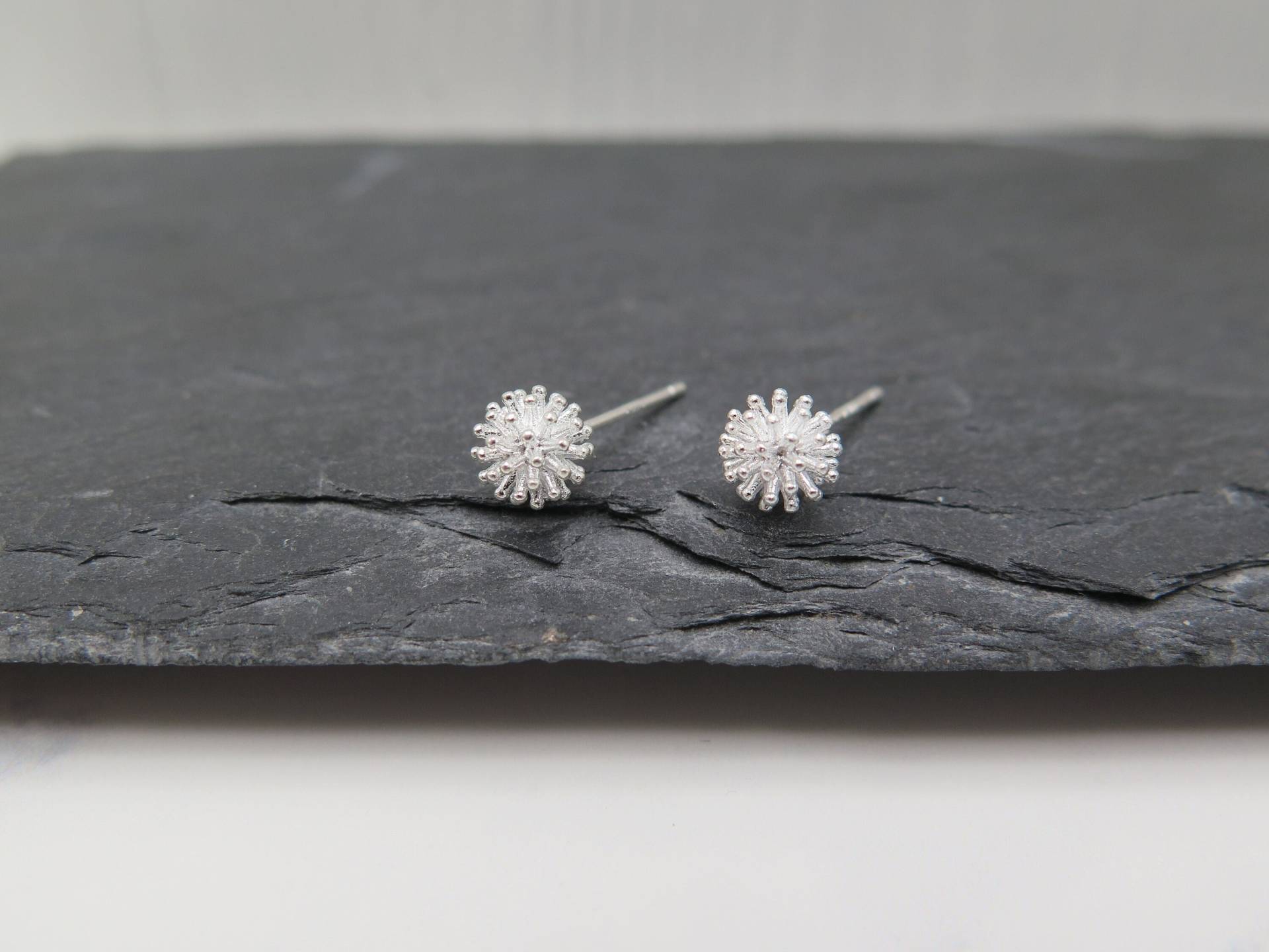 Ohrstecker - Pusteblumen Ball Klein Und Fein Versilbert Pusteblume Geschenk Blume Schmuck Liebe Hochzeit Braut Natur Edel Süß Löwenzahn von stilkomplex