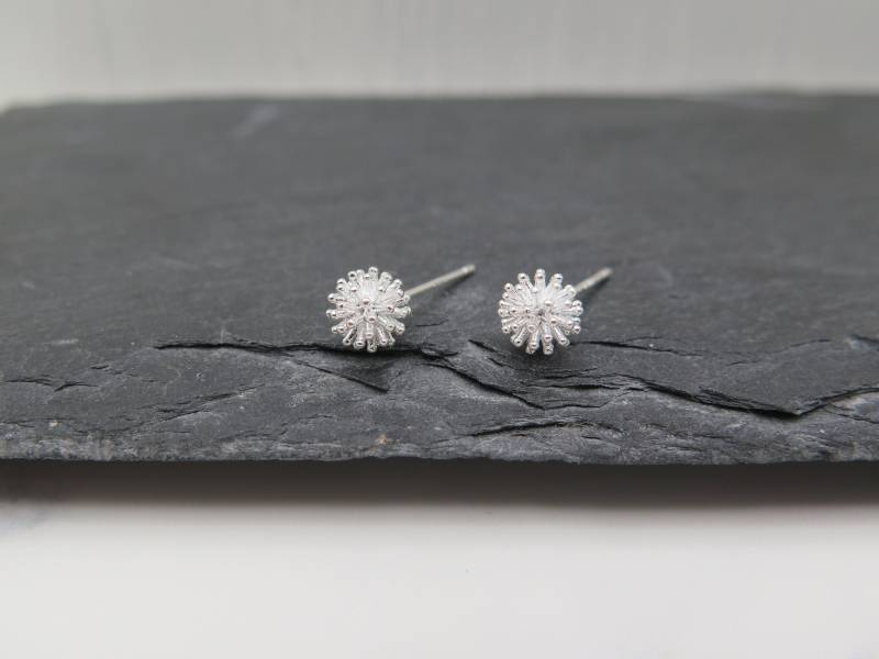 Ohrstecker - Pusteblumen Ball Klein Und Fein Versilbert Pusteblume Geschenk Blume Schmuck Liebe Hochzeit Braut Natur Edel Süß Löwenzahn von stilkomplex