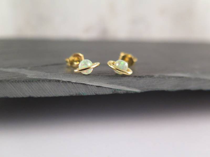 Planeten Ohrstecker - Saturn Mit Leuchtendem Weissen Feueropal Vergoldet Sonnensystem Universum Schmuck Liebe Geschenk Mond Hochzeit Süß von stilkomplex