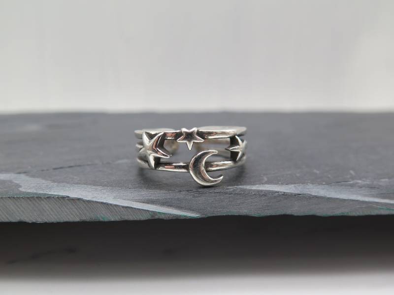 Planeten Schichten Ring - Halbmond Mit Sternen Mond Antik Stil Versilbert Geschwärzt Verstellbar Tolles Geschenk Himmelskörper Stern Liebe Planeten Schichten Ring - Halbmond Mit Sternen Mond Antik Stil Versilbert Geschwärzt Verstellbar Tolles Geschenk Himmelskörper Stern Liebe von stilkomplex