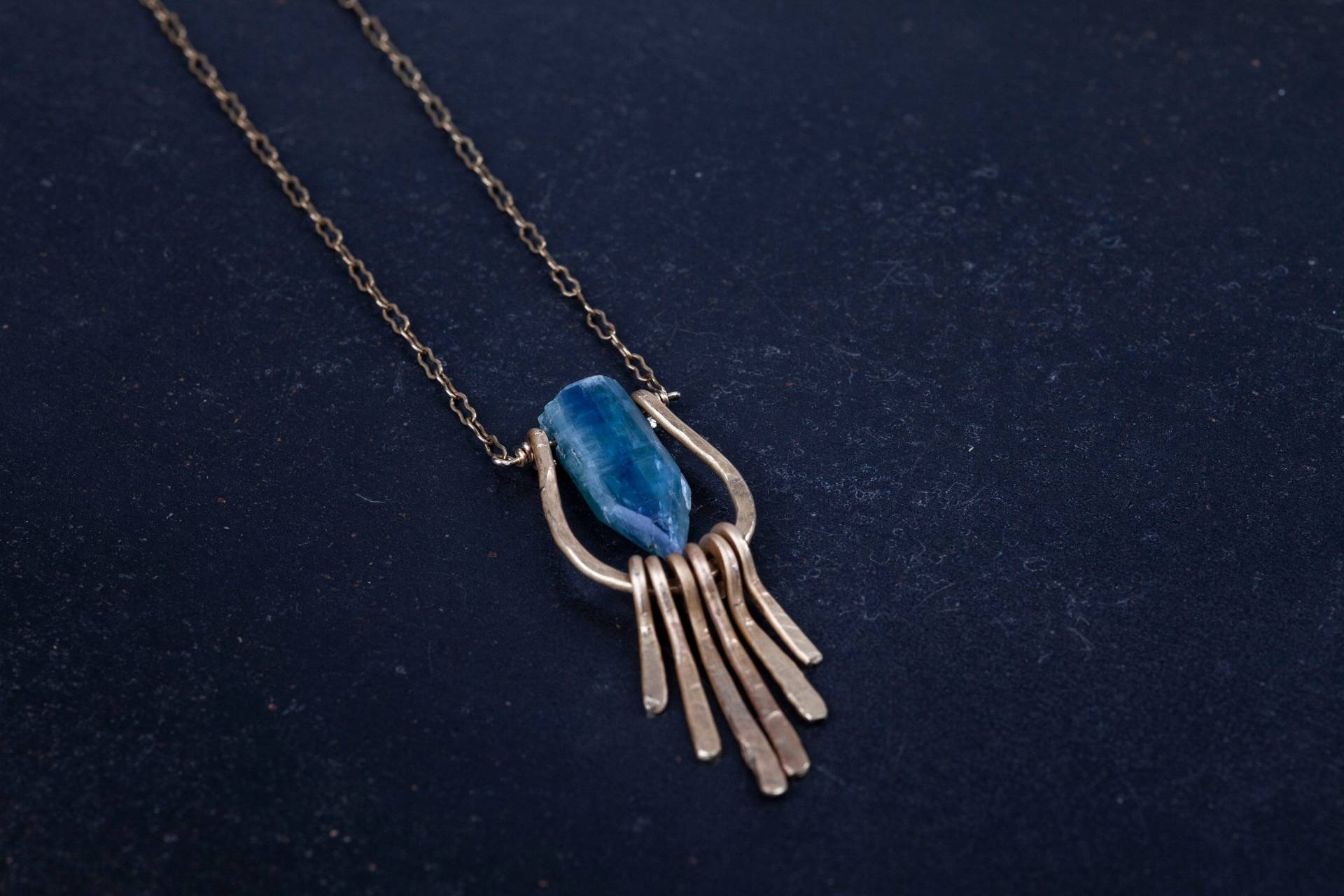 Kyanit Punkt Und Gehämmert Bronze Kette Kyanit Punkt Und Gehämmert Bronze Kette von stillundstarr