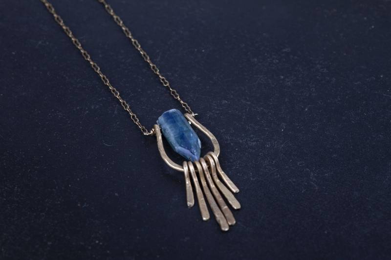 Kyanit Punkt Und Gehämmert Bronze Kette Kyanit Punkt Und Gehämmert Bronze Kette von stillundstarr