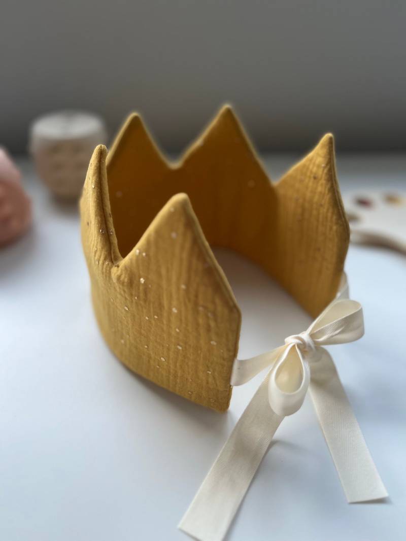Geburtstagskrone Senfgelb Goldtupfen Musselinkrone Geburtstag Musselin Stoffkrone Krone Kindergeburtstag Kind Prinzessin Prinz Geschenk von stilwerk3