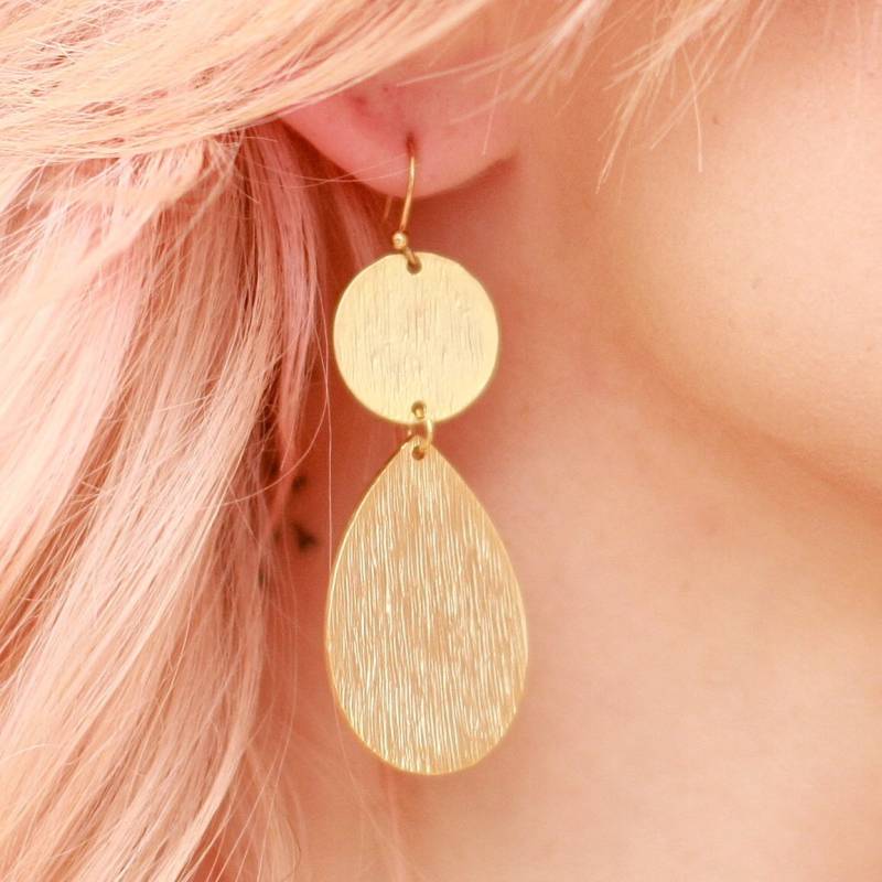 Matt Gold Vergoldet Doppel Drop Scratch Statement Ohrringe von stitchandstonedesign