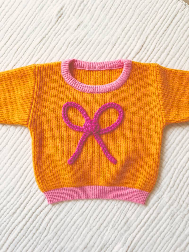 Kleinkind Pullover | Hand Bestickter Bogen Rosa Schleife Baby Mädchen Outfit von stitchedxSS