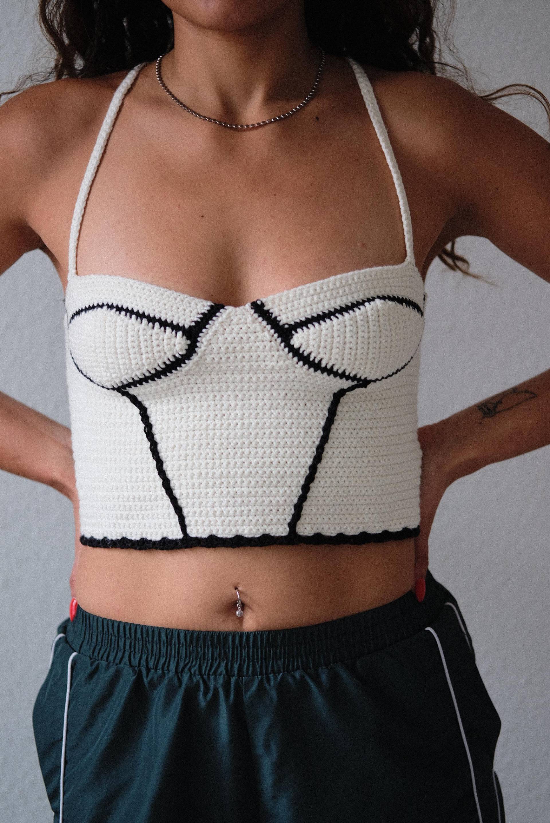 Gehäkeltes Korsett-Top/Bralette in Weiß Mit Schwarzen Details - Merino Gr. S-M von stitchpurrrfect