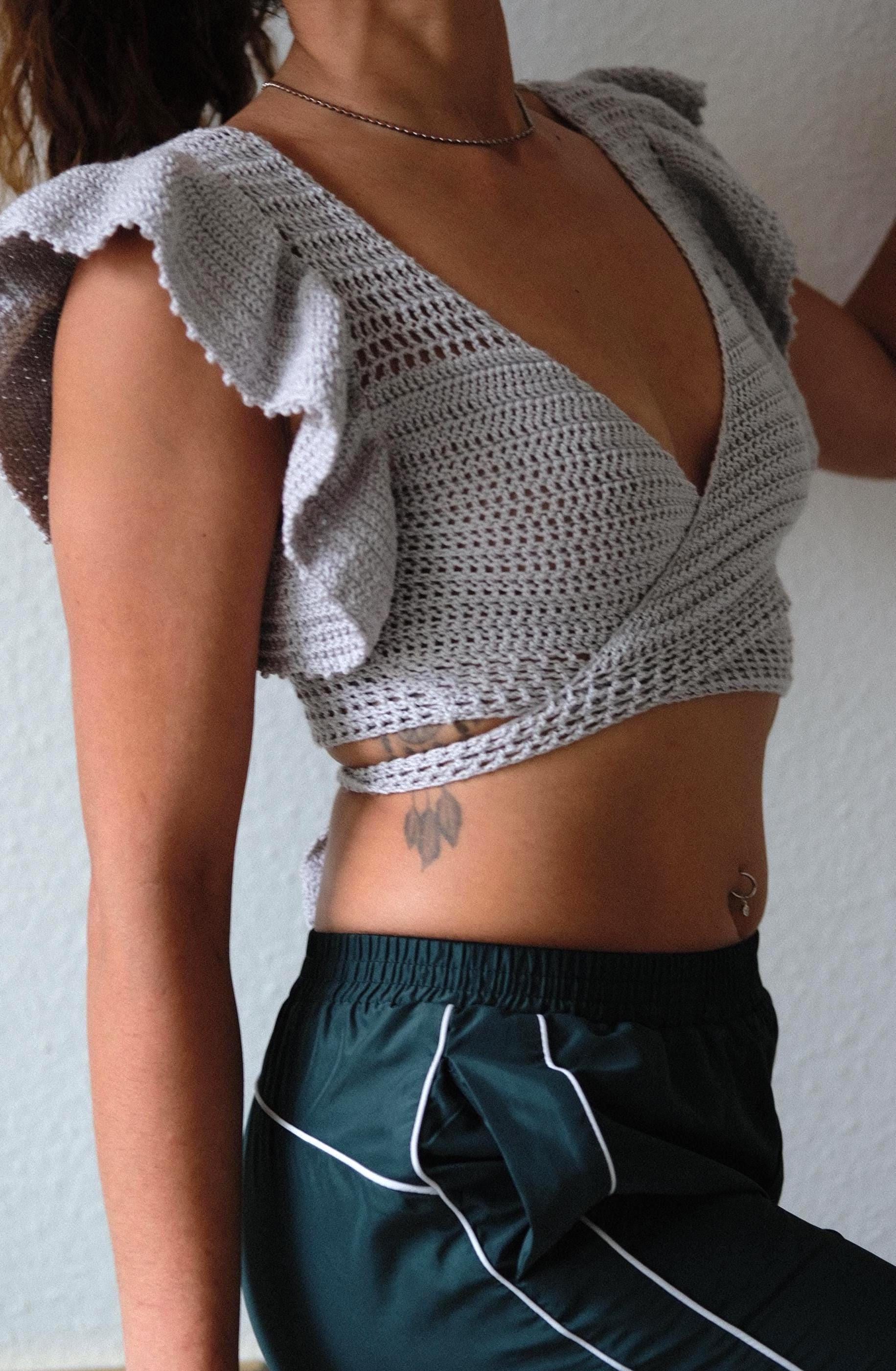 Handgefertigtes Häkel-Wickeloberteil Mit Flare-Ärmeln - Vielseitig Tragbar Hellgrau von stitchpurrrfect