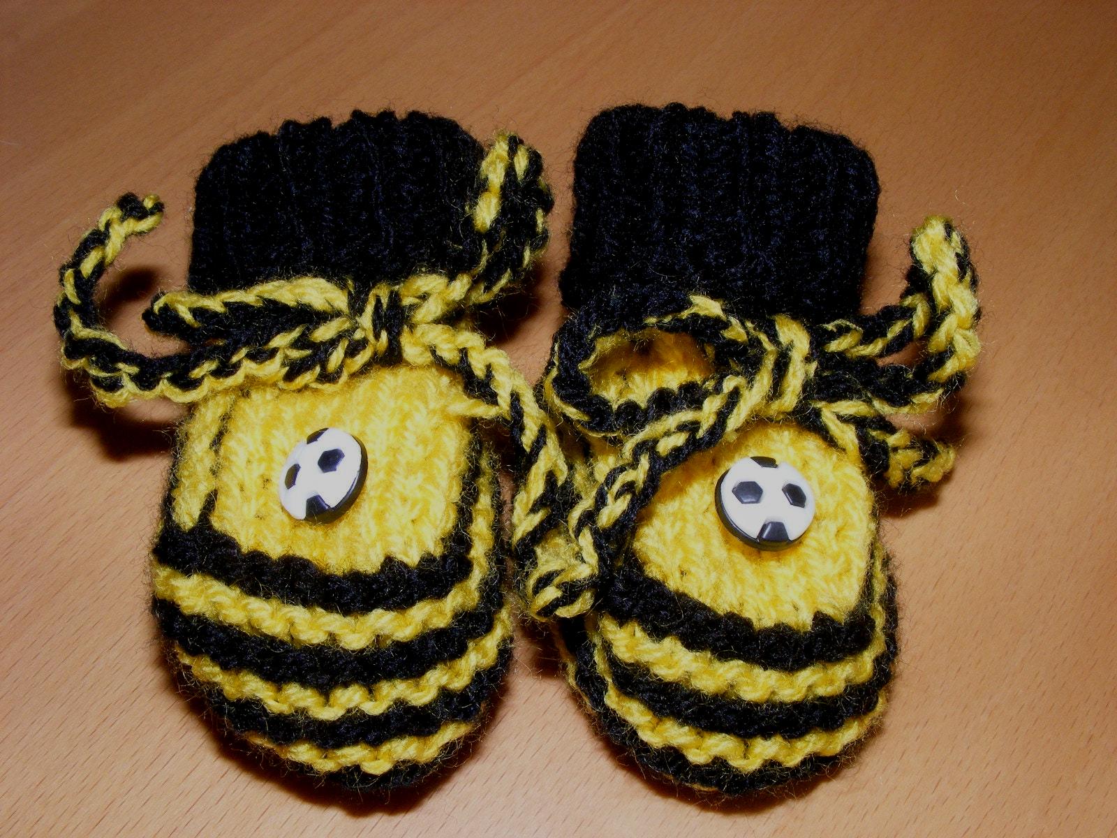 Babyschuhe Strickschuhe Fußballschuhe Gelb Schwarz Babyschuhe Strickschuhe Fußballschuhe Gelb Schwarz von stoeberbude