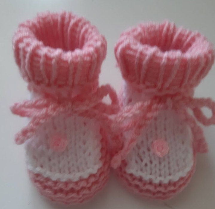 Babyschuhe Taufschuhe Rosa Weiß Gestrickt Satinblüte von stoeberbude